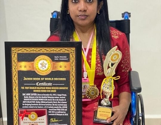THE  FIRST DISABLED MALAYSIAN WOMAN RECEIVED INNOVATIVE BUSINESS WOMEN ICON AWARD