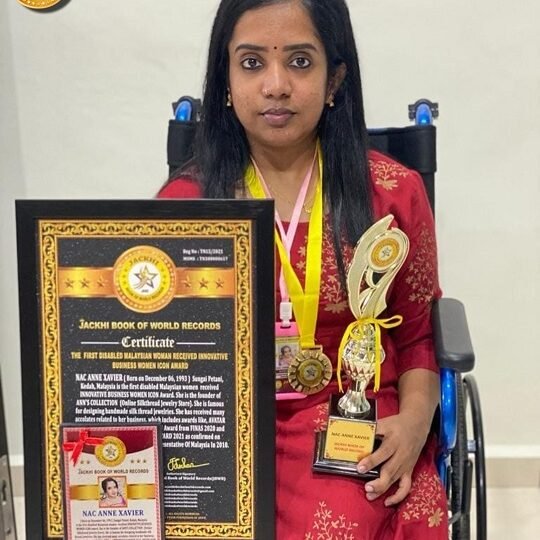 THE  FIRST DISABLED MALAYSIAN WOMAN RECEIVED INNOVATIVE BUSINESS WOMEN ICON AWARD