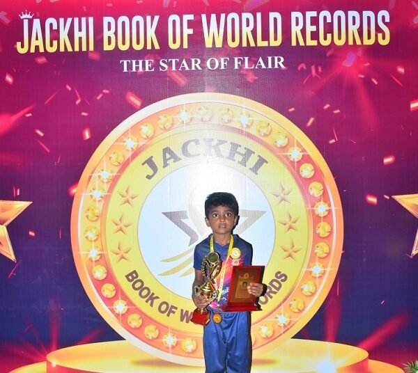 WORLD RECORD BY ROTATING THREE TYPES OF MARTIAL ART WEAPONS RELENTLESSLY FOR 3 HOURS