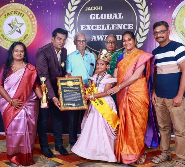 MOST MINIATURE FOOD ITEMS CREATED WITH CLAY MOULD BY AN INDIVIDUAL IN A SHORT DURATION